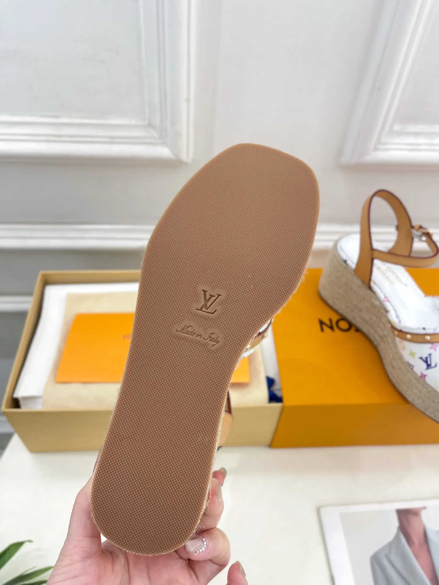 👟👟Ex-factory price 620👟👟 | Louis Vuitton 25𝐬𝐬 🧡💚2025 spring and summer new model top version‼ ️The original version is the same. The counter features the latest LV Full of high-end feel! A popular model among bloggers at home and abroad, it’s retro and fashionable and looks amazing on your feet! Mainly recommended model on the official website★ ━━━━━ ЅᏇєєt ━━━━━ ▪️Upper: Original customized cowhide print ▪️Lining: imported sheepskin lining ▪️Outsole: original molded outsole ▪️Heel height: 8cm, water platform 4.5cm ▪️Shoe size: 35-39 (customized for 40, 41)